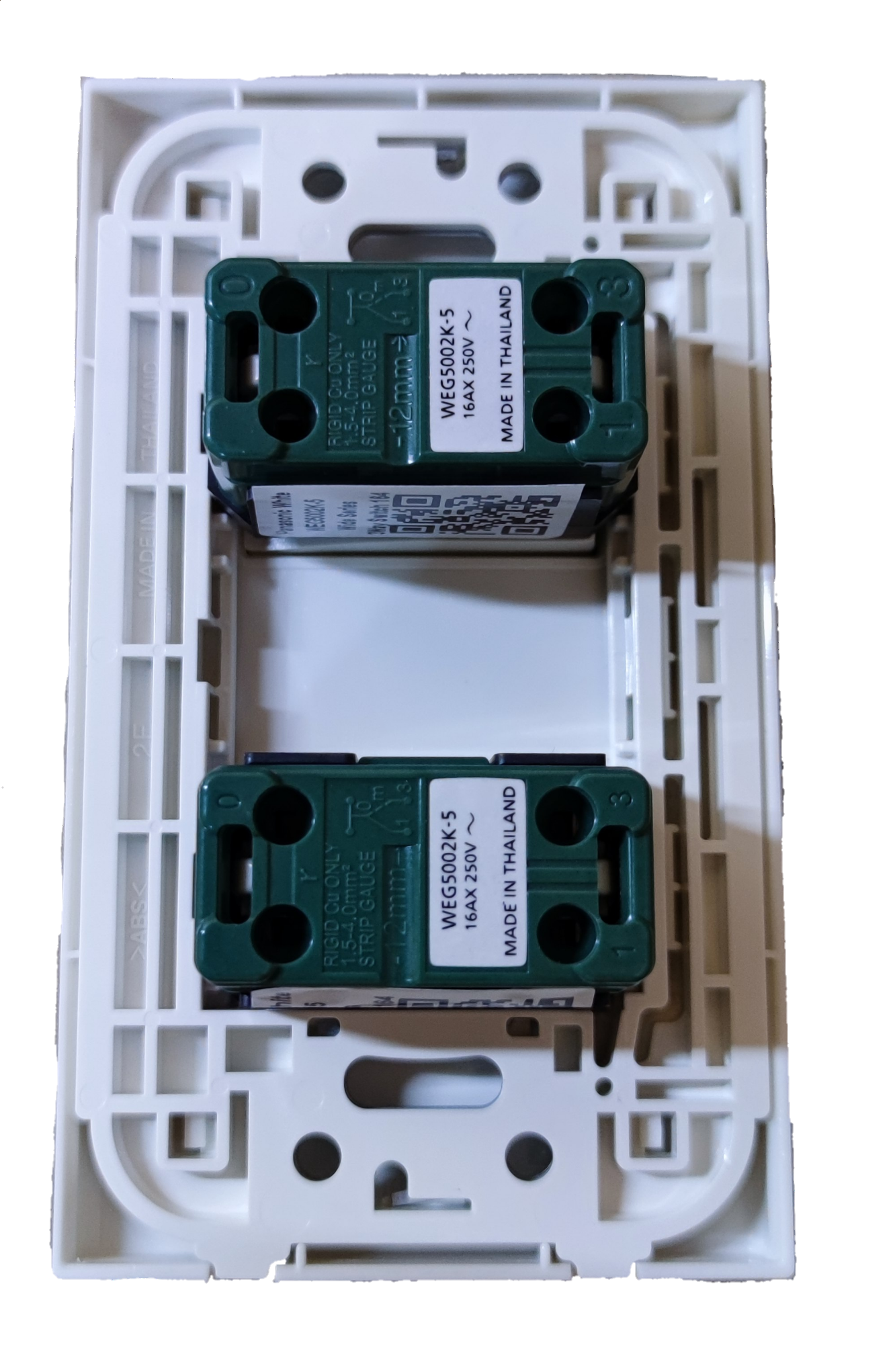 Panasonic 2 Gang 3 Way Switch Device with Plate, 2 Gang 3 Way Switch Wide Series with Plate 16A 250V WEG5002K-5 x 2Pcs / WEG6801W-1