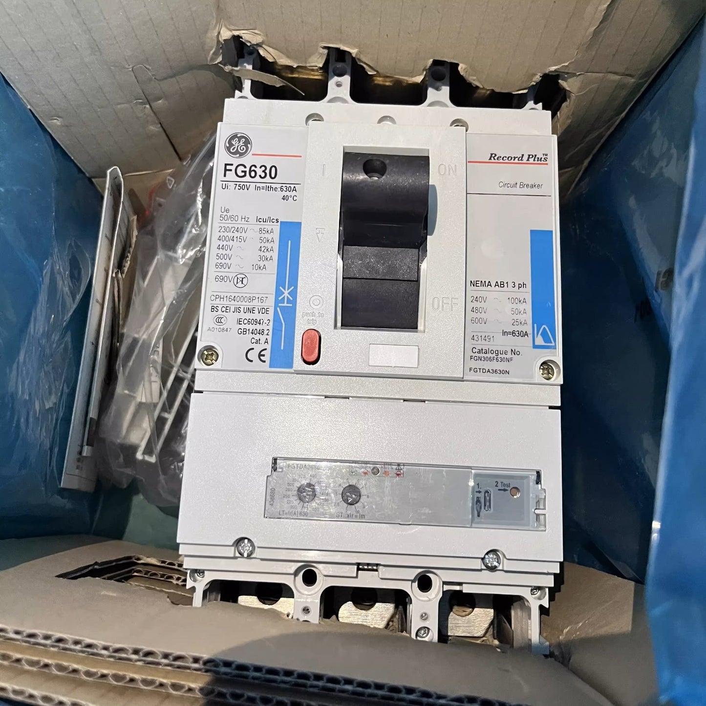 GE circuit breaker with visible branding in an industrial setting GE 500A 3Pole 85KAIC 220V MCCB Industrial Circuit Breaker FG630 Record Plus FGNDA3500NF