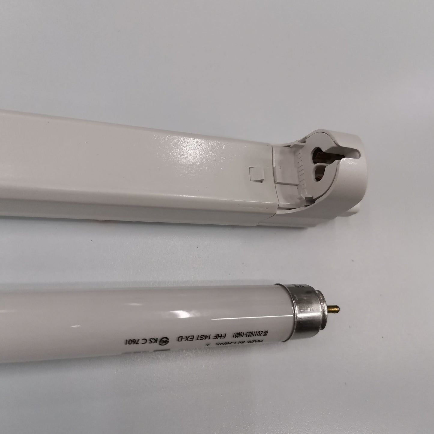 Philips 14W T5 fluorescent tube daylight with end caps in a clear plastic fixture