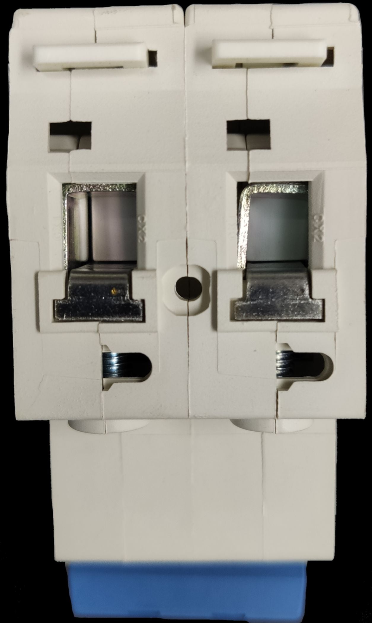 ZwitseRise 16A DC Miniature Circuit Breaker in white with dual switches for electrical protection