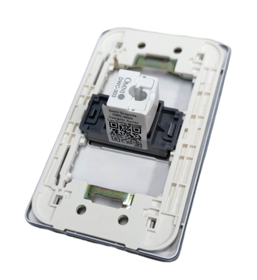 Omni white single gang wall plate with 1 gang ethernet outlet keystone module and mounting frame