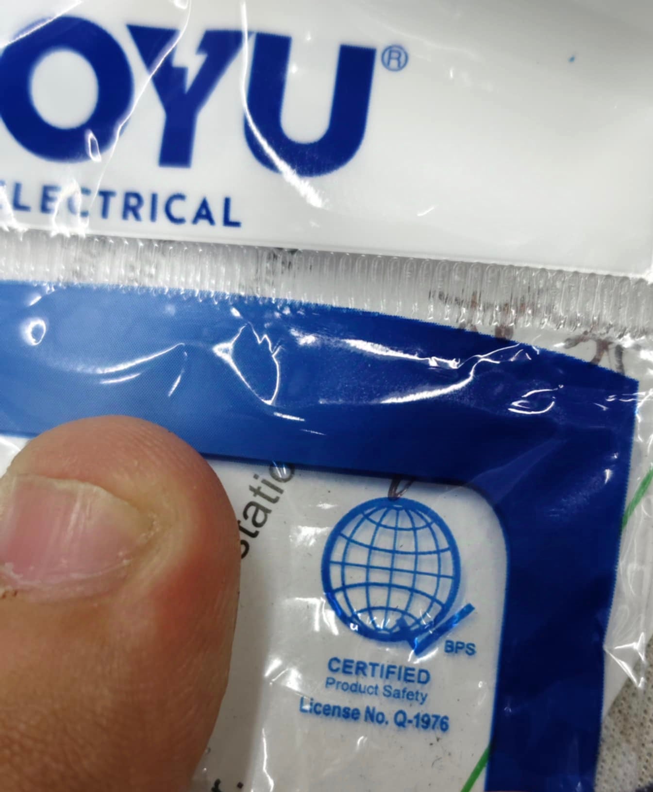 Packaged Royu 4 gang flat pin outlet in clear plastic with blue Royu logo and certification globe