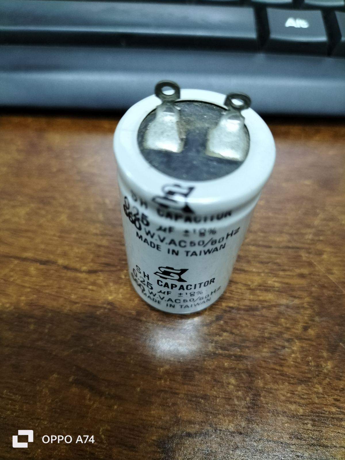 SH running capacitor for Motor in white casing with metal terminals for electrical applications