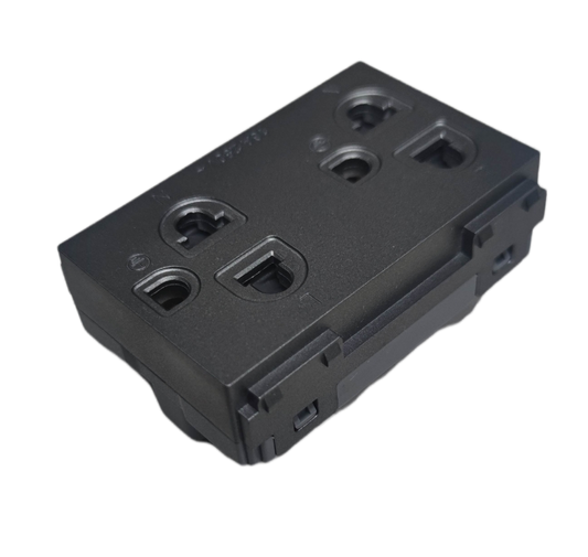Omni universal outlet with ground 16A 250V designed for safe and versatile electrical connections