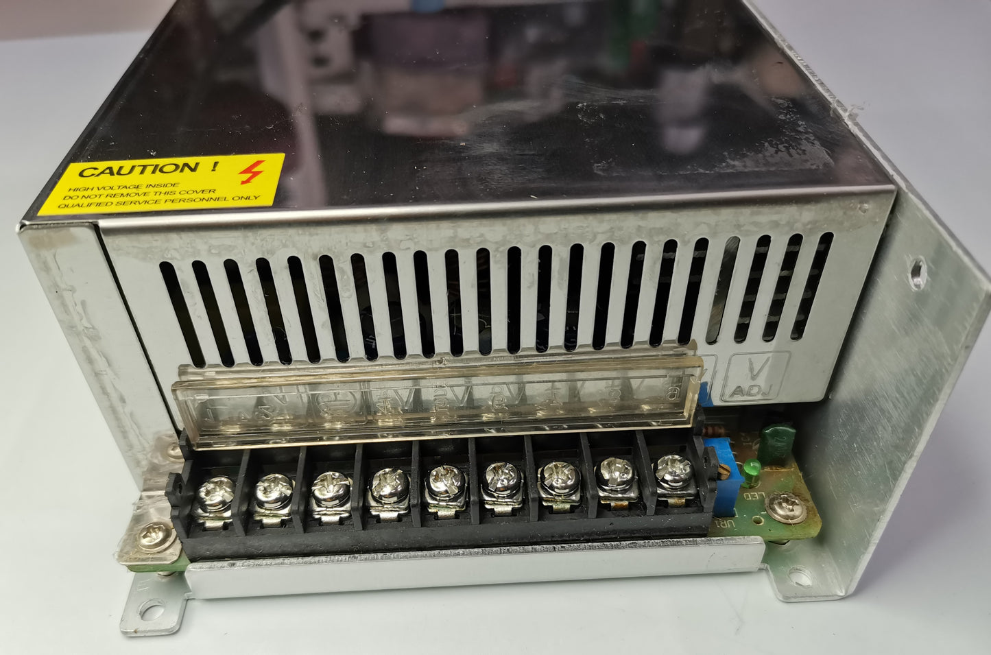 ZwitseRise metal enclosed Regulated Power Supply 24V 30A with screw terminal block and ventilation slots