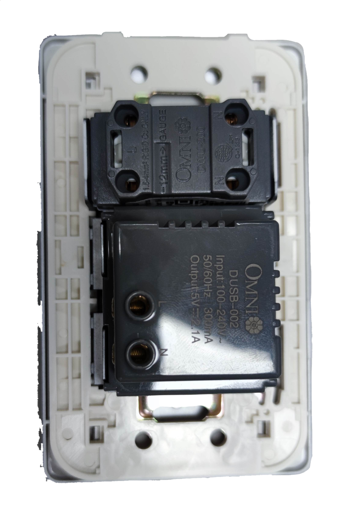 Omni 2 gang USB outlet with universal socket for convenient charging options and compatibility