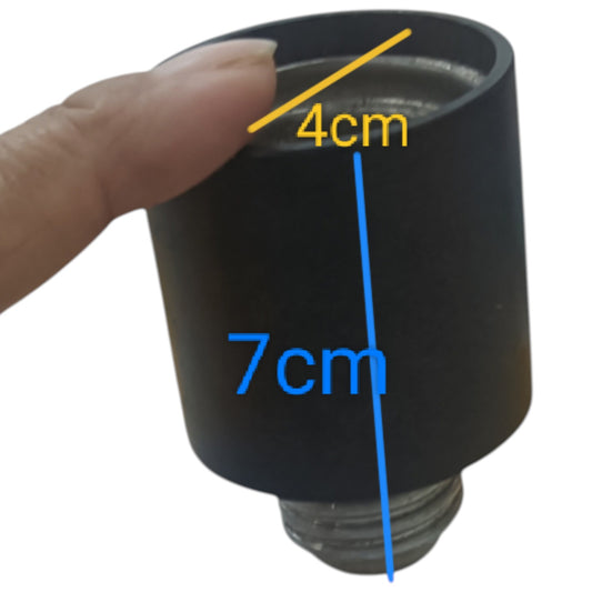A black cylindrical socket or cap shown with overlaid dimension lines labeled 4cm and 7cm, with a finger holding it against a plain white background.