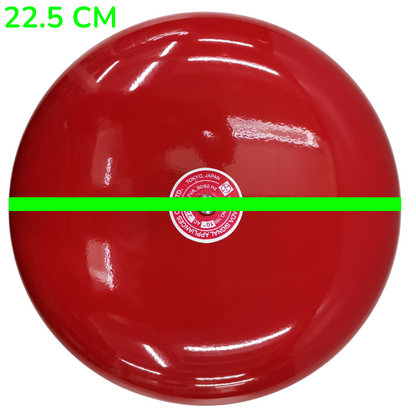 A glossy red round object, likely a decorative plate or wall clock, shown from above with a bright green horizontal measurement line across the center and green text reading 22.5 CM in the top left corner.