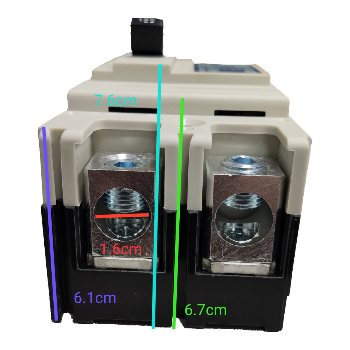 A dual terminal electrical connector or fuse holder shown on a plain white background with overlaid dimension lines and measurements in centimeters.
