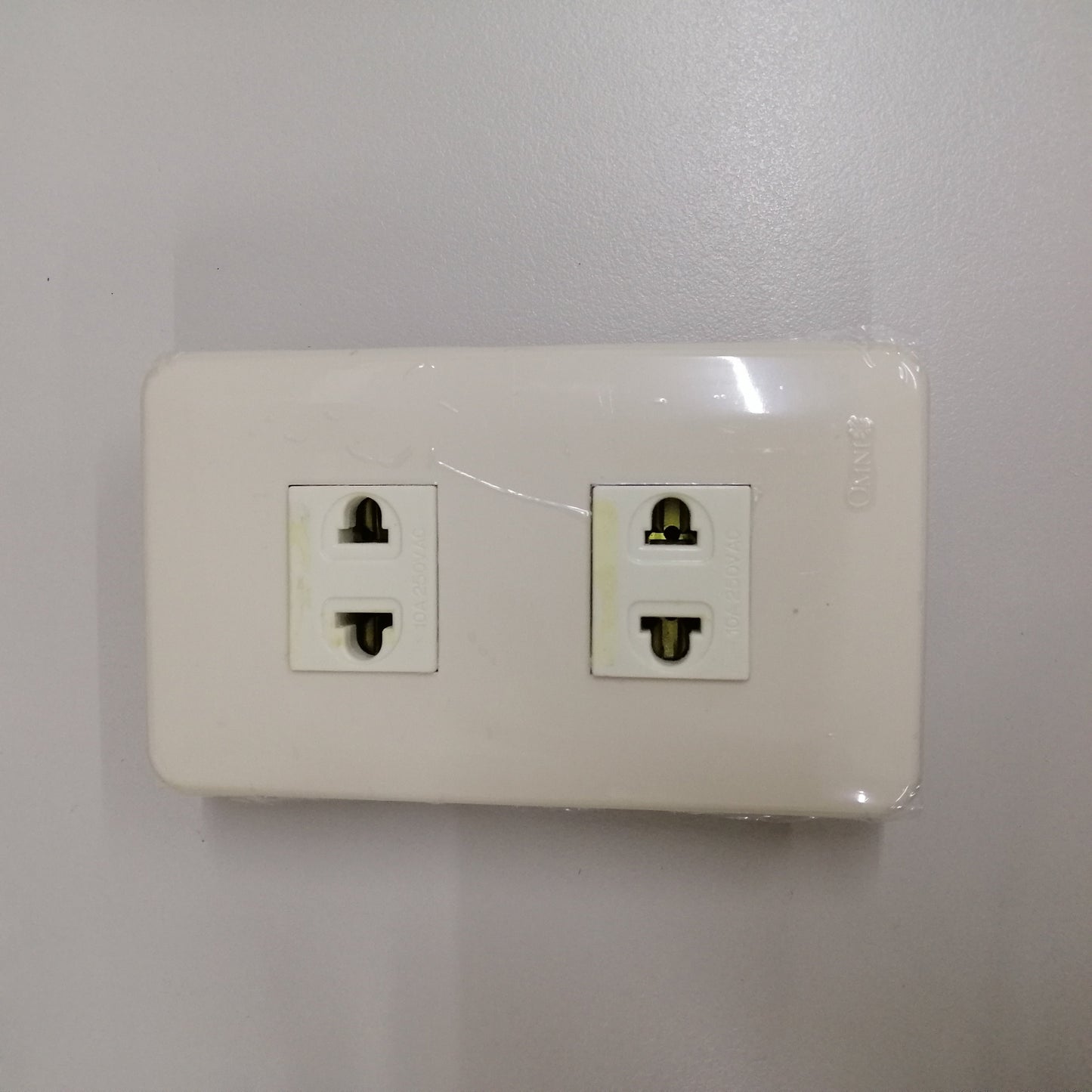 Omni Classis Series 2 Gang Universa Outlet 16A 250V with Plate Cover WEP-102+(WEU-200x2) I