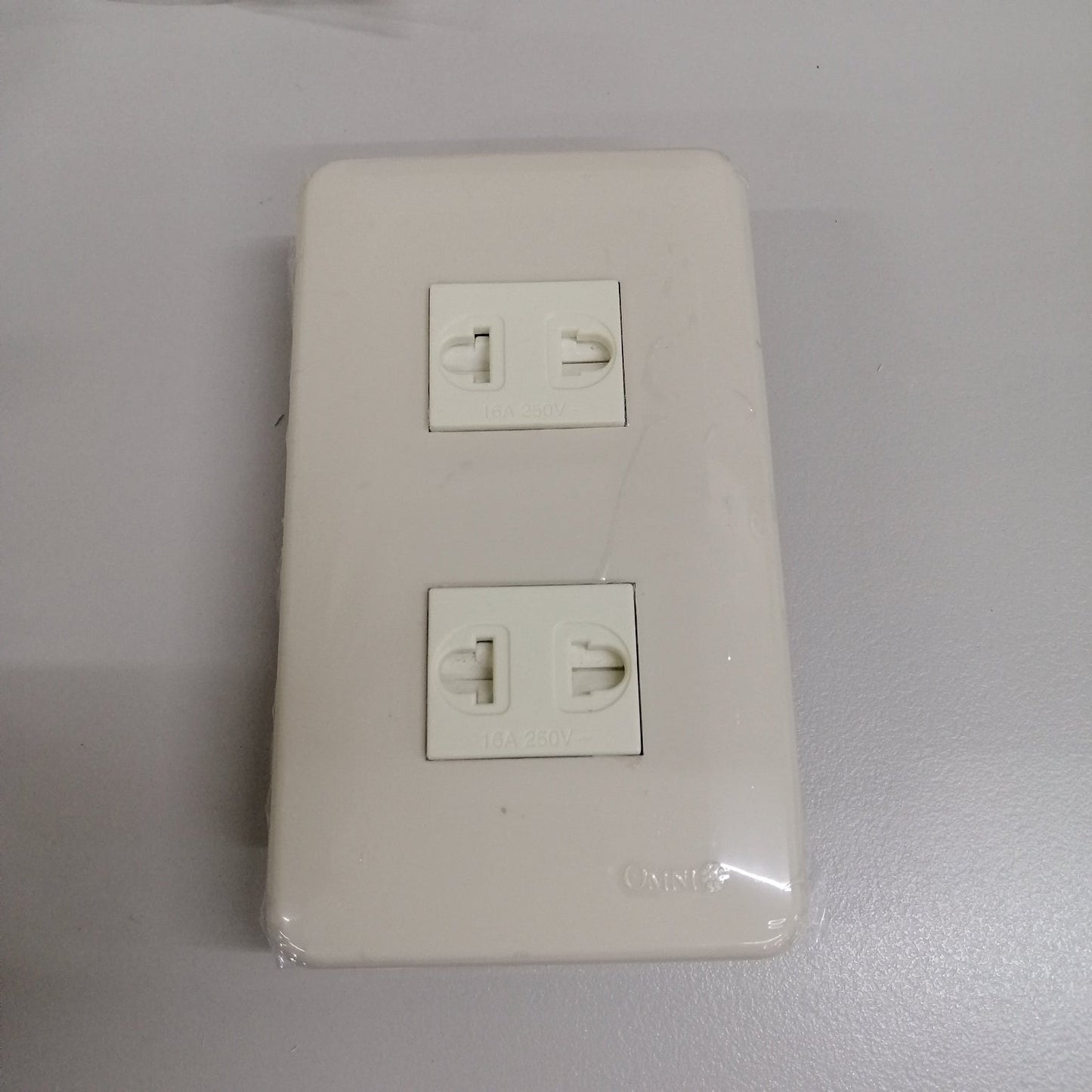 Omni Classis Series 2 Gang Universa Outlet with Shutter 16A 250V with Plate Cover WEP-102+(WEU-202x2)
