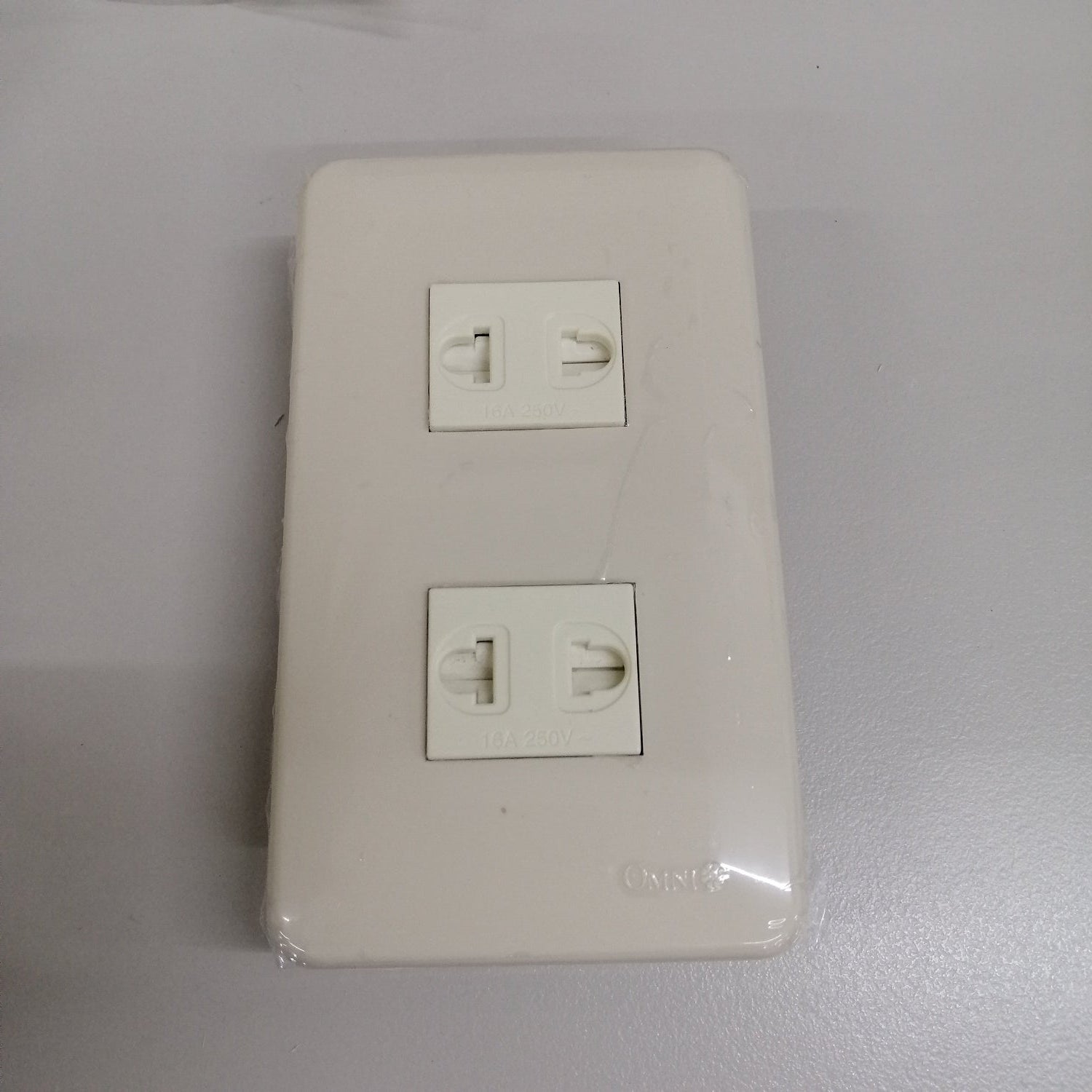 Omni Classis Series 2 Gang Universa Outlet with Shutter 16A 250V with Plate Cover WEP-102+(WEU-202x2)