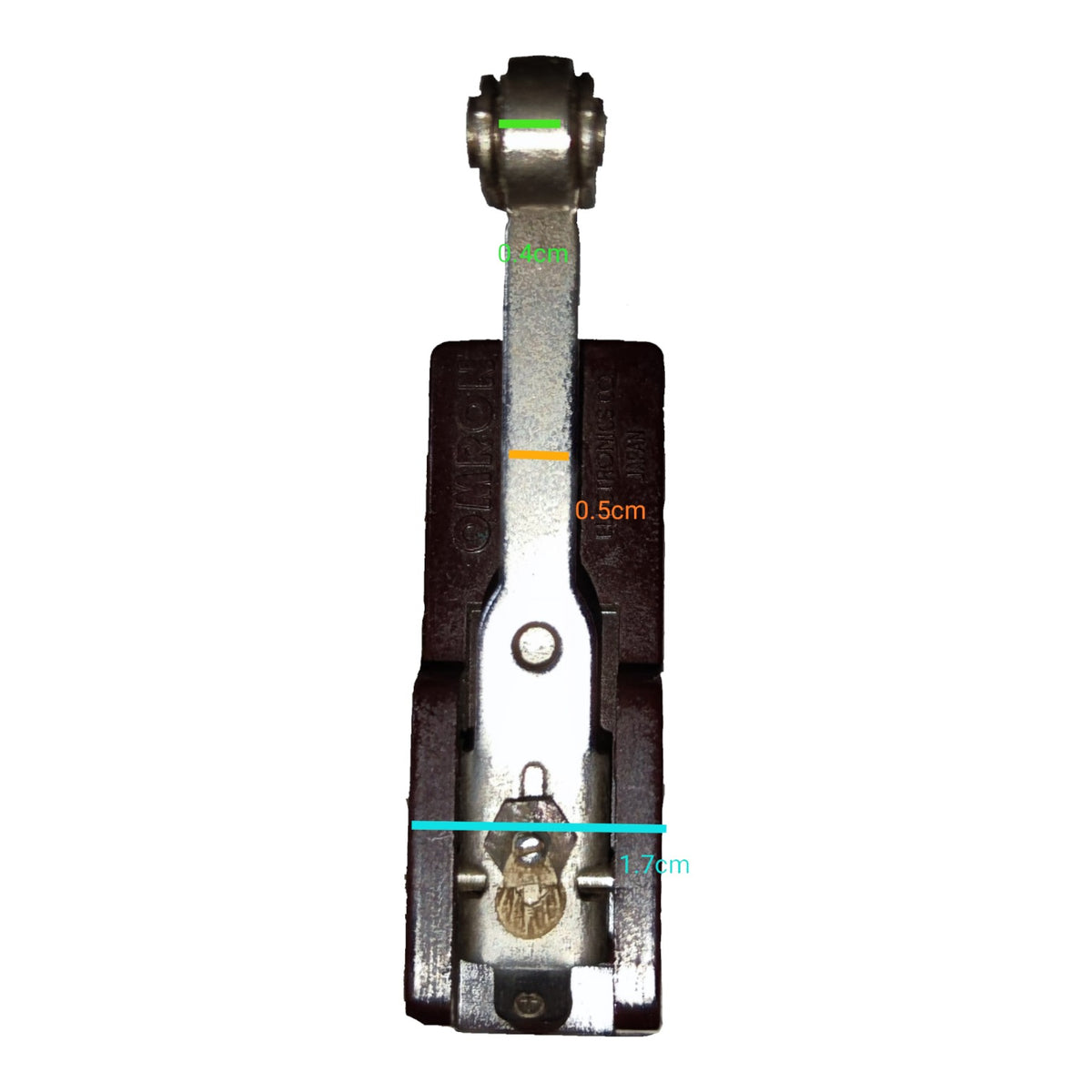 A close-up of a metal and dark brown mechanical component with overlaid dimension lines and text labels reading 0.5cm, 1.
