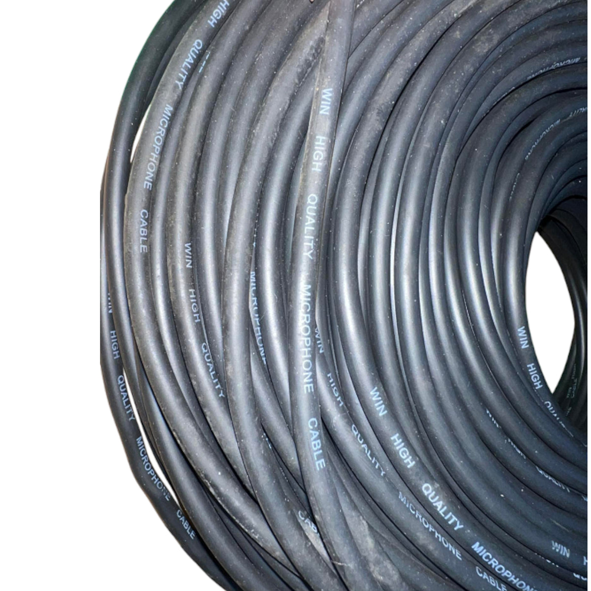 Win Microphone Cable in coiled design, perfect for high-quality audio connections and performances