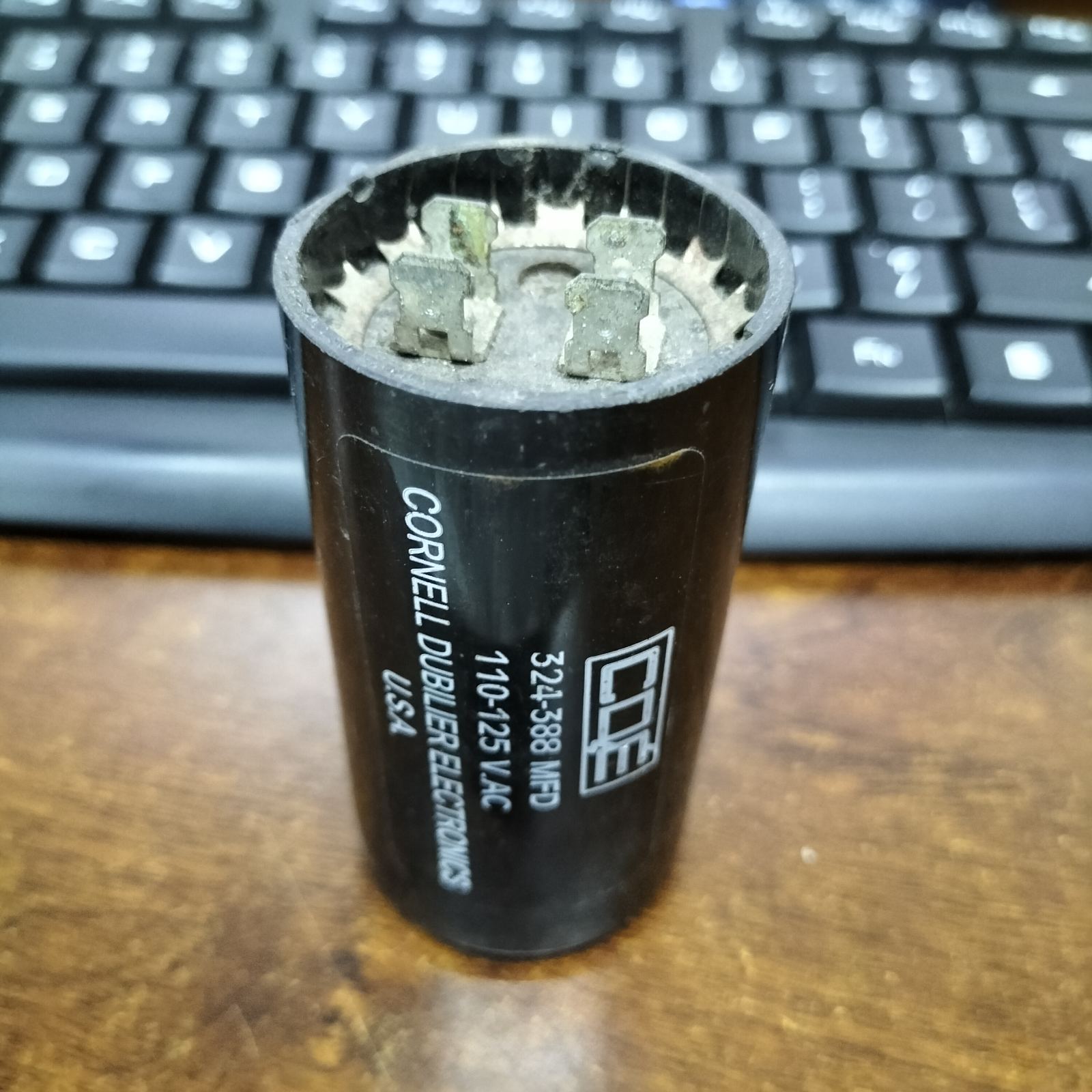 Capacitor 324-388MFD 110-125V for electrical circuit applications with multiple terminals