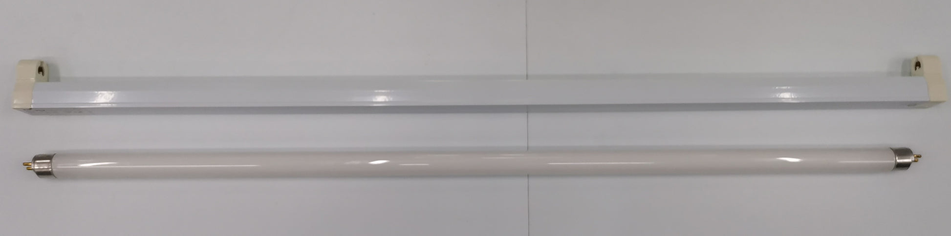 Firefly 28w t5 220V fluorescent tube warm white shown in two long cylindrical light tubes