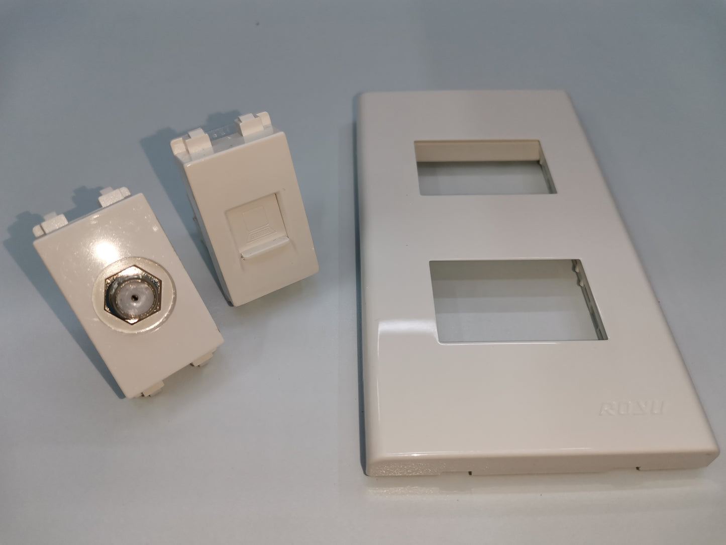 Royu LAN outlet and cable TV socket electrical circuitry parts with white dual wall plate