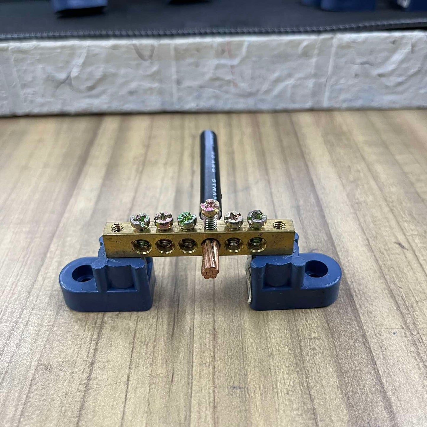 Grippes electrical Grounding Bus Bars 4 Holes with screws and copper wire on blue mounts