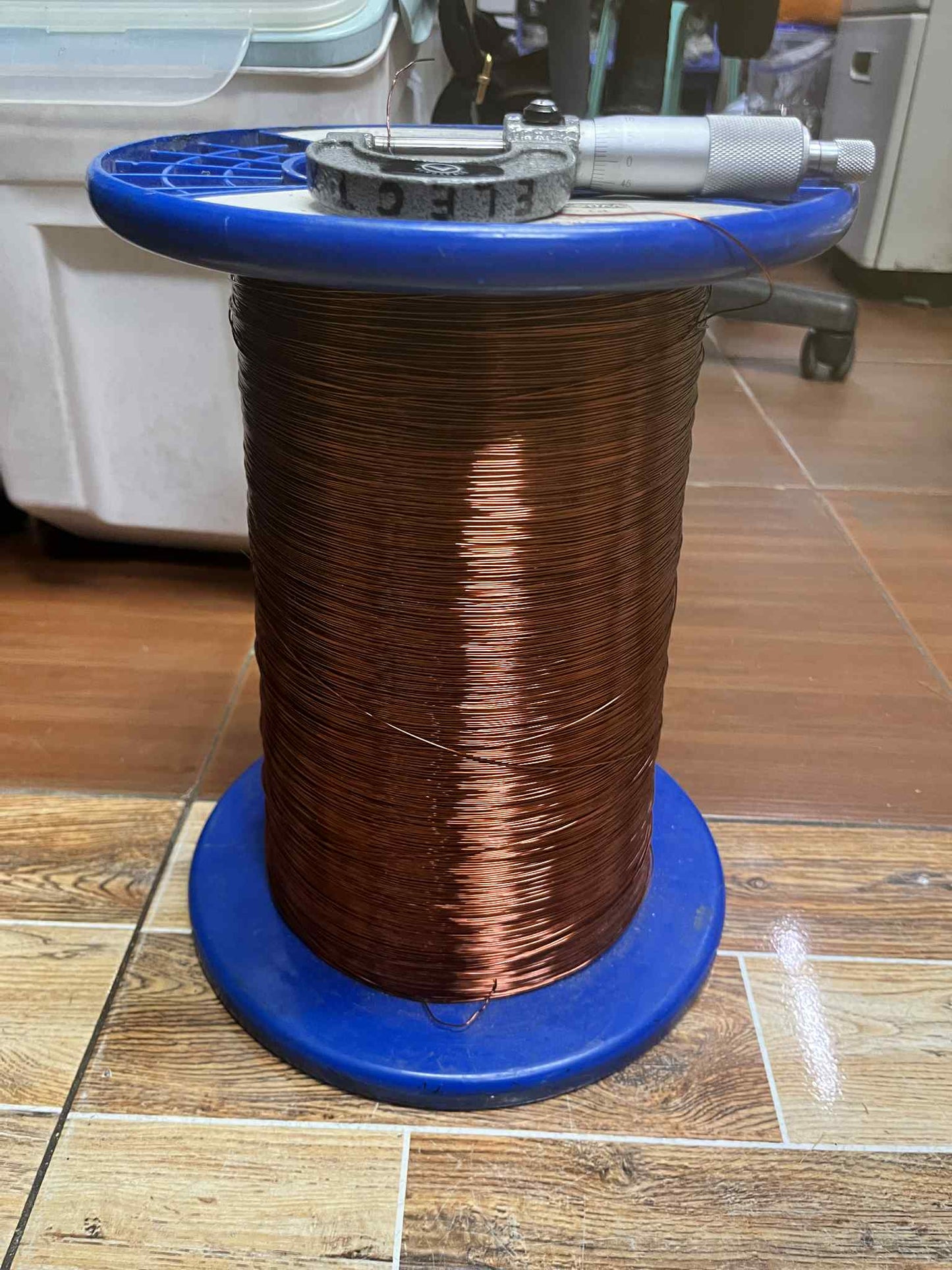 Philflex heavy Formix magnet wire AWG 23 400G on a spool, perfect for electrical applications