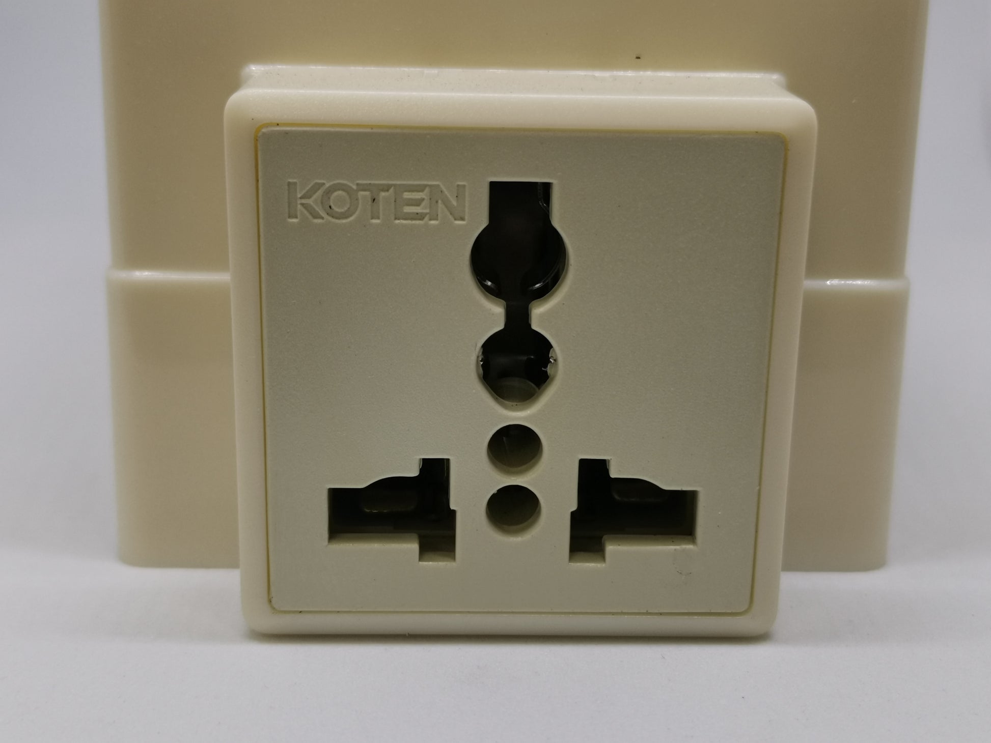 Koten 20A pole circuit breaker with outlet 220V electrical socket mounted on beige panel