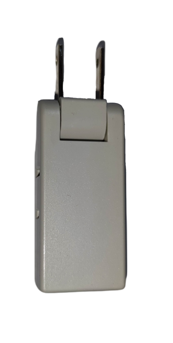 Omni 10A 250V electrical adaptor with compact design and foldable prongs for convenient use