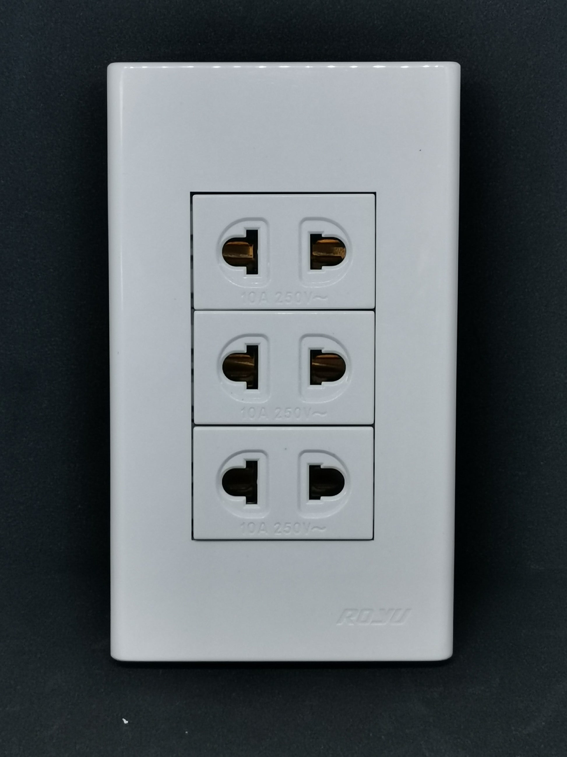 Royu 3 gang universal outlet with plate in white for multiple electrical connections
