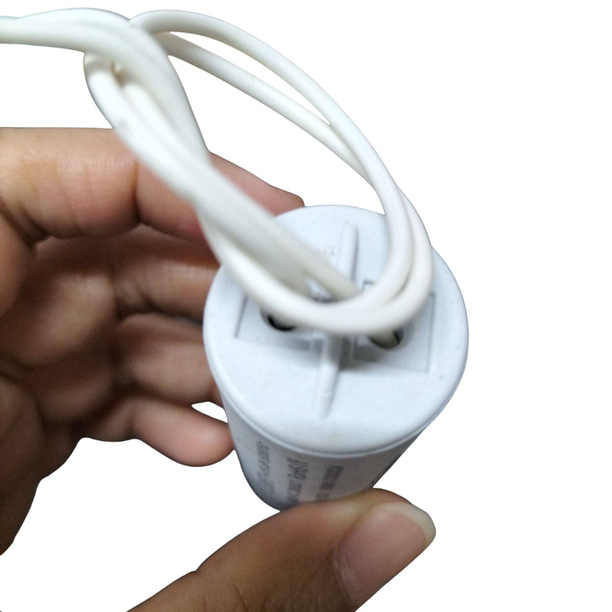 Syscap motor capacitor with connecting wires held in hand for electrical applications