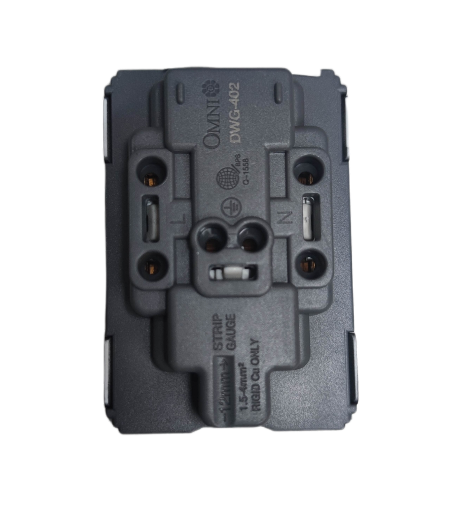 Omni universal outlet with ground 16A 250V for safe and versatile electrical connections