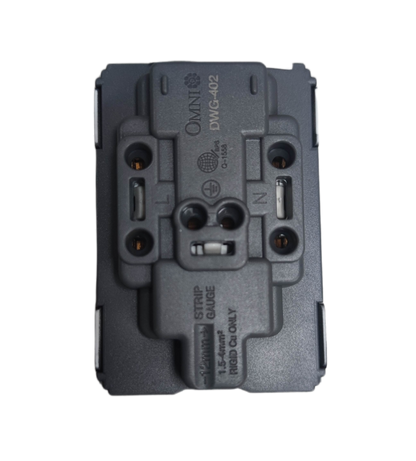 Omni universal outlet with ground 16A 250V for safe and versatile electrical connections