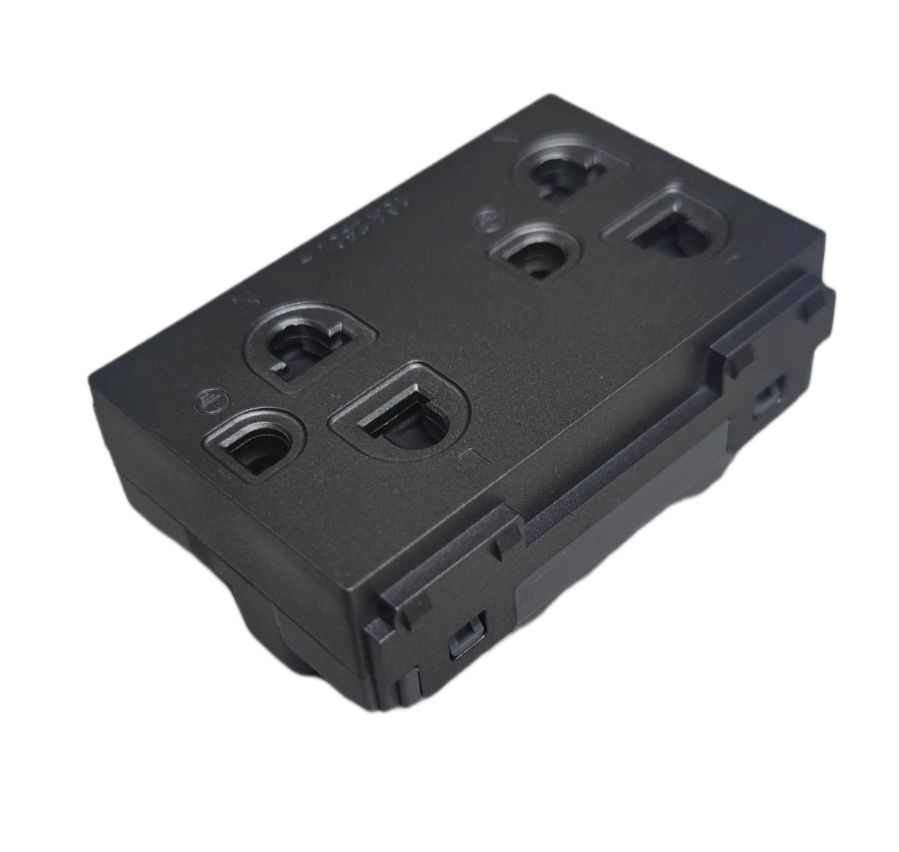 Omni universal outlet with ground 16A 250V for safe and versatile electrical connections