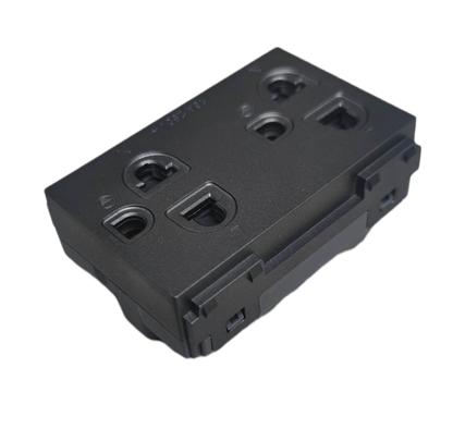 Omni universal outlet with ground 16A 250V for safe and versatile electrical connections