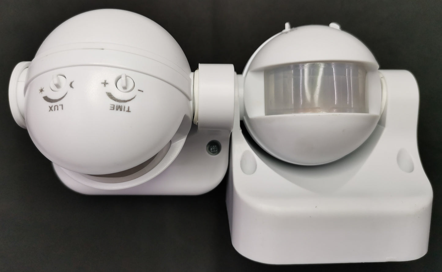 White adjustable PIR Motion Sensor 5A 220V with dual swivel heads and time lux controls for lighting