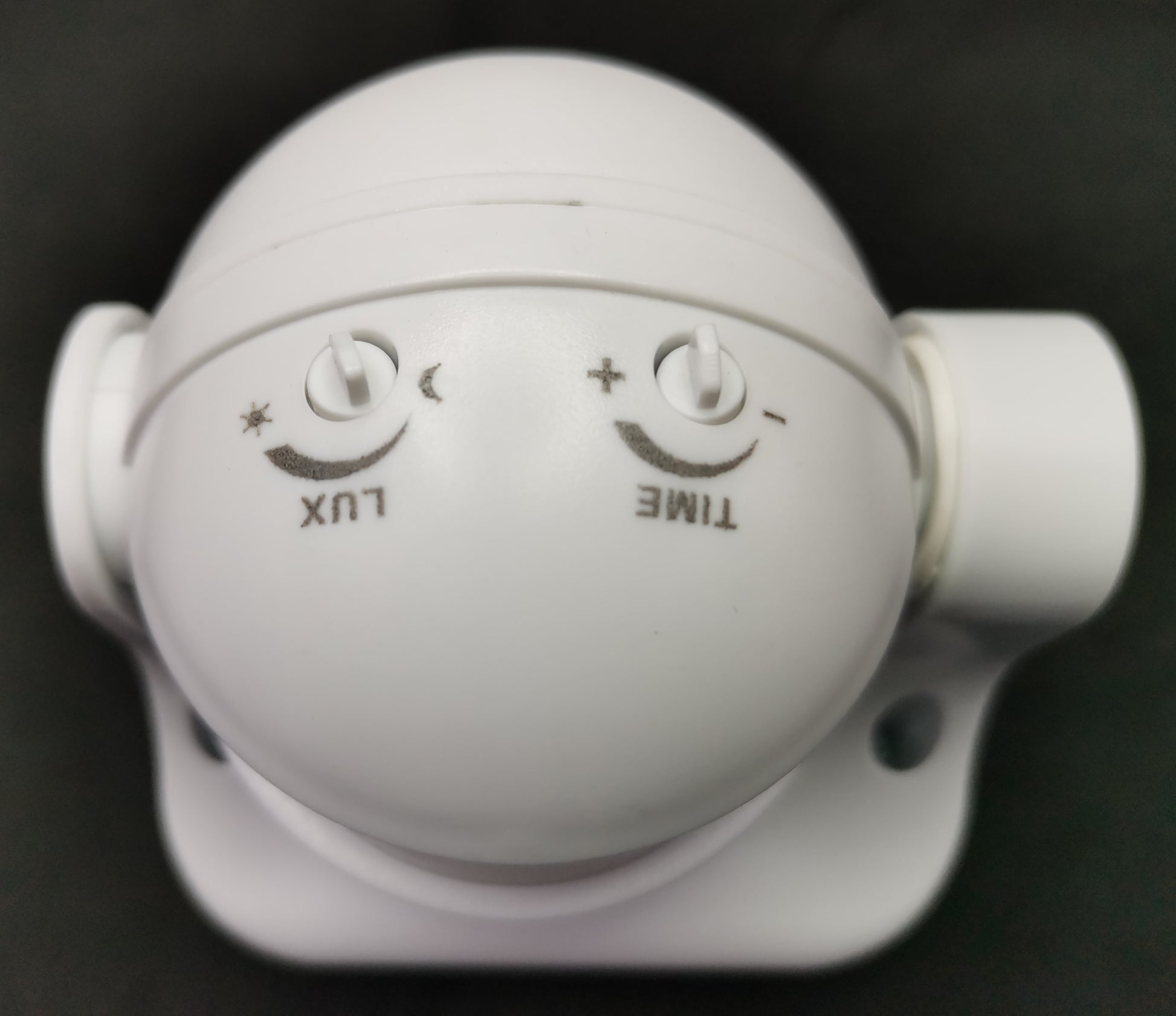 White dome PIR Motion Sensor 5A 220V with lux and time adjustment knobs and swivel mounting bracket