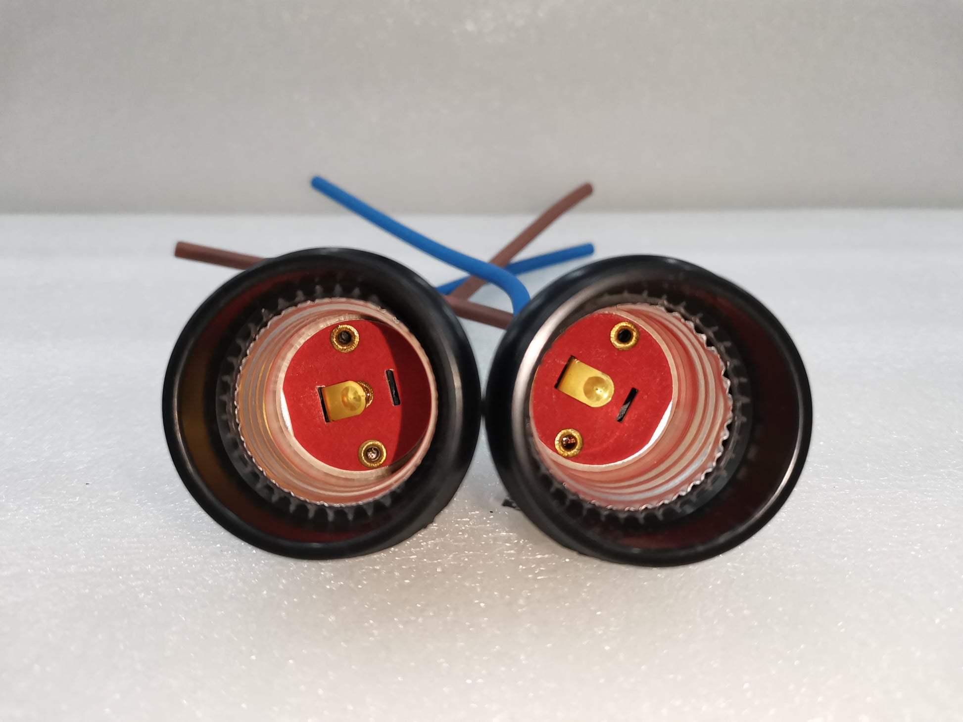 Omni Rubber Socket Weatherproof E-27 lighting installation accessory with black rubber coating and blue and brown wires