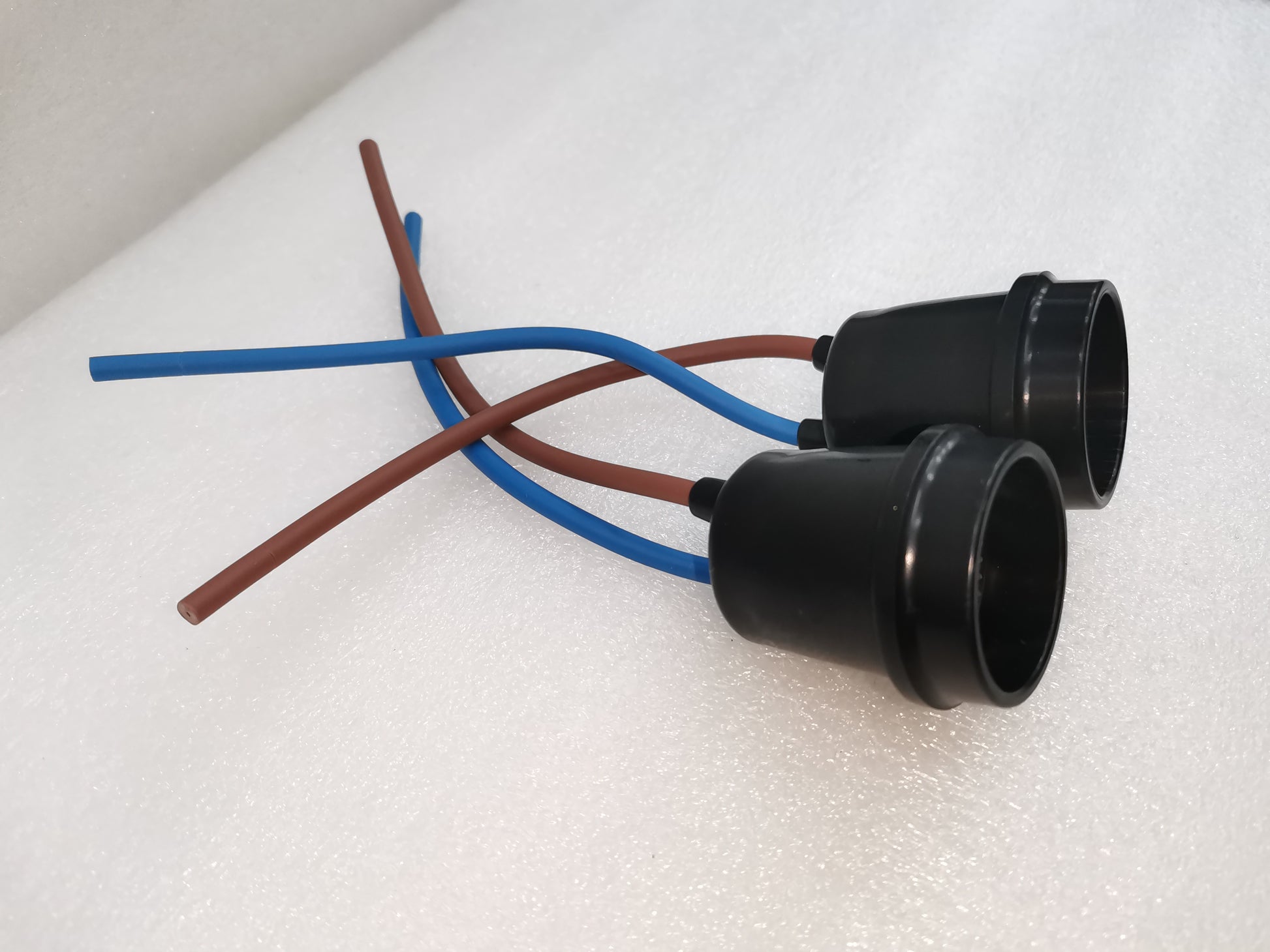 Omni Rubber Socket Weatherproof E-27 with blue and brown wiring for lighting installation
